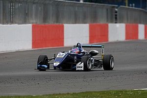 Előzésparádéval nyitotta a szezont Habsburg Silverstone-ban