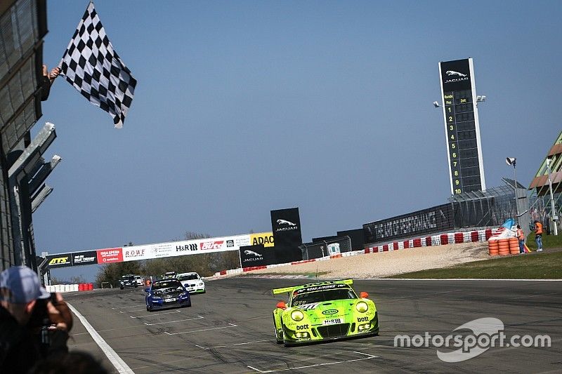 Zielflagge für #911 Manthey Racing, Porsche 911 GT3 R: Frédéric Makowiecki, Richard Lietz