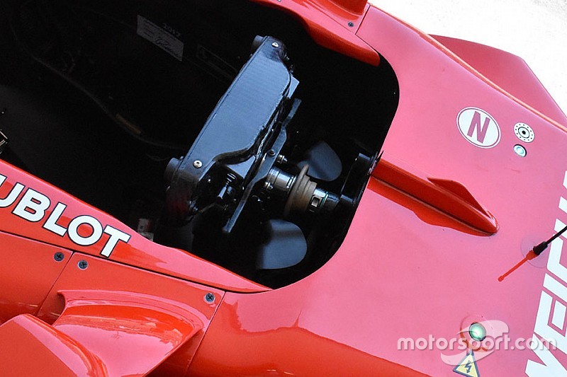 Ferrari: la leva della frizione col ditale ora è in materiali compositi