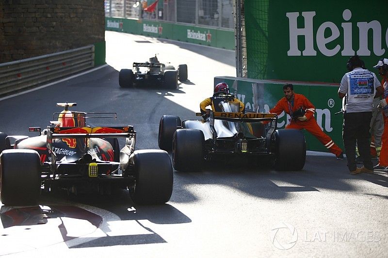 Oficiales de pista asisten a Jolyon Palmer, Renault Sport F1 Team RS17 después de impactar las barre