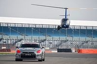 Dikemudikan kontroler game, Nissan GT-R /C melaju 211 kpj di Silverstone