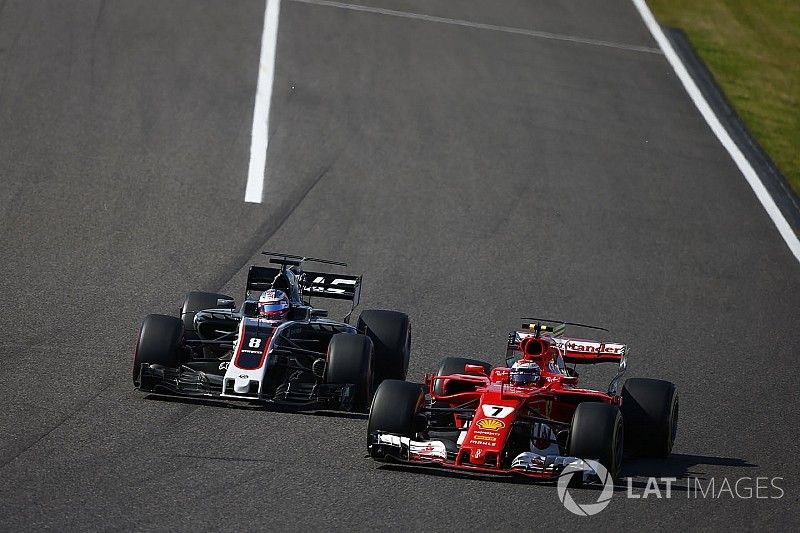 Kimi Raikkonen, Ferrari SF70H, battles with Romain Grosjean, Haas F1 Team VF-17
