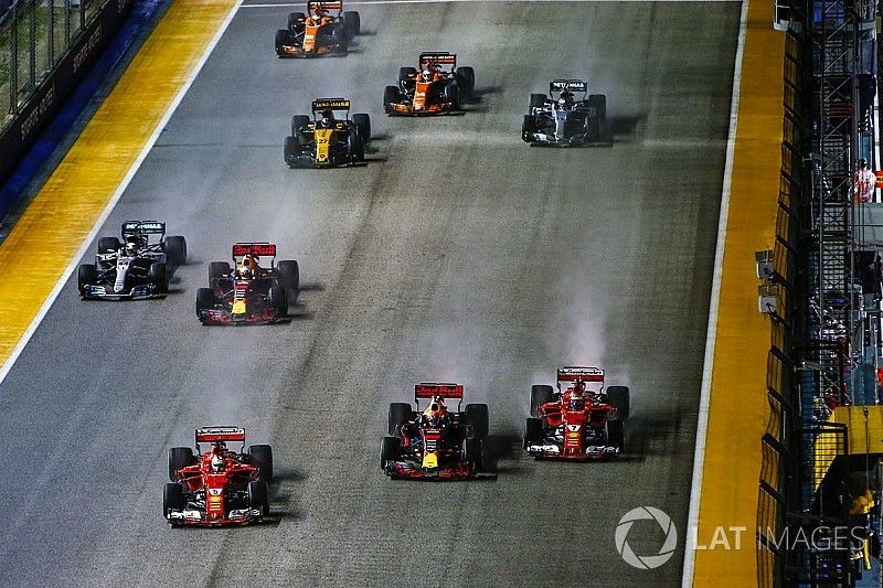 Sebastian Vettel, Ferrari SF70H, Max Verstappen, Red Bull Racing RB13, Kimi Raikkonen, Ferrari SF70H, juste avant leur contact