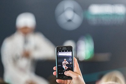 Hamilton pide más libertad en las redes sociales para los pilotos