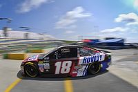 Kyle Busch con la pole en una recortada sesión en Kentucky, Suárez en 9º