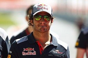 Sainz: Staying at Toro Rosso in 2018 "unlikely"