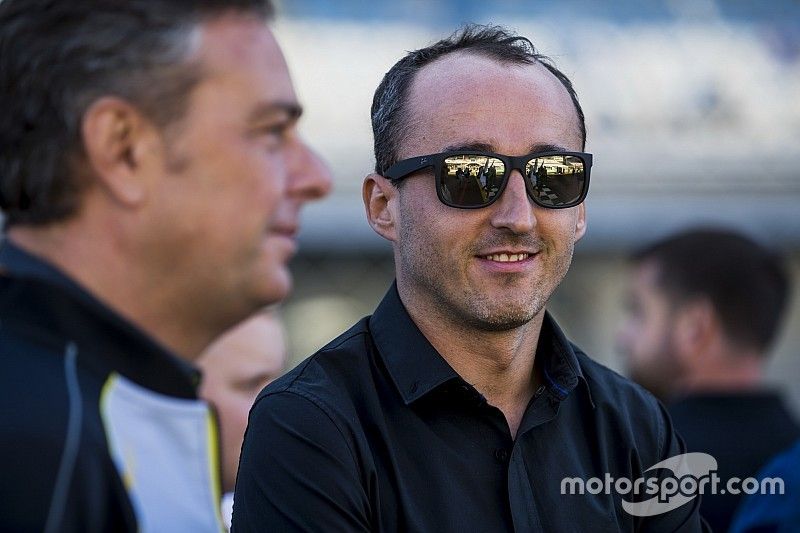 Robert Kubica con Mario Isola, Pirelli en la parrilla