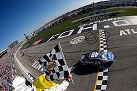Johnson triunfa en Atlanta; empata en triunfos a Earnhardt
