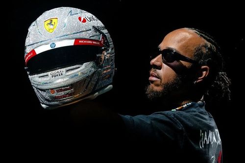 F1: Hamilton revela capacete brilhante inspirado em Las Vegas