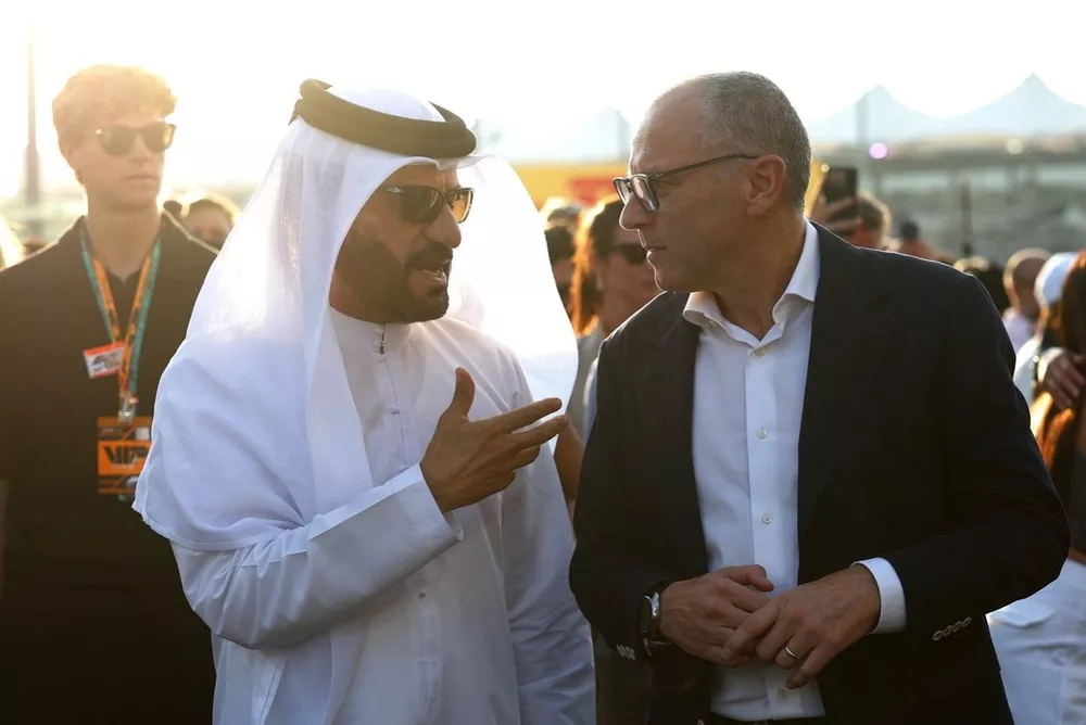 Mohammed ben Sulayem, voorzitter van de FIA en Stefano Domenicali, CEO van de Formula One Group op de grid 