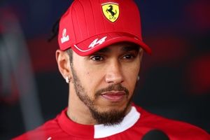 Hamilton responde críticas e nega que projetos paralelos à F1 sejam "distração"