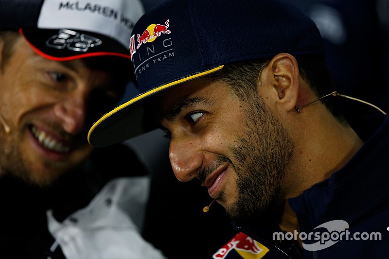 Ricciardo és Button elvitték a showt: autogramosztás