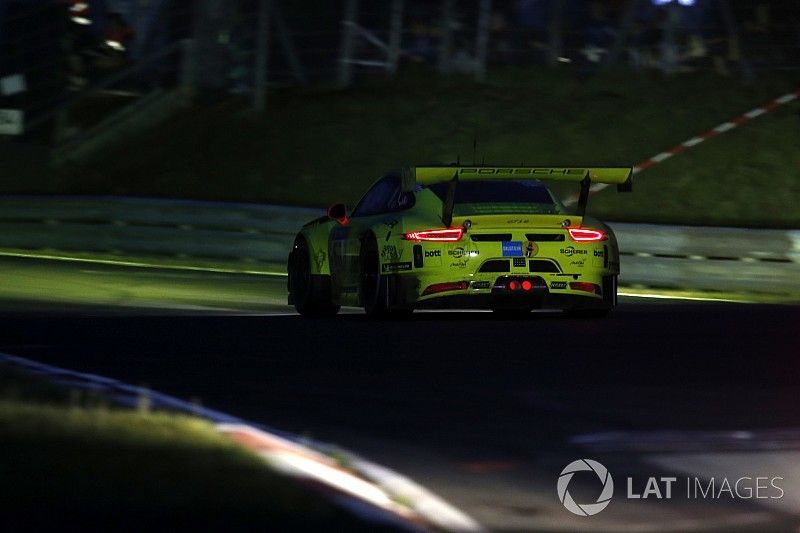 24 uur Nürburgring: Dumas crasht in leidende Manthey Porsche
