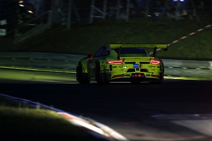 24 uur Nürburgring: Dumas crasht in leidende Manthey Porsche