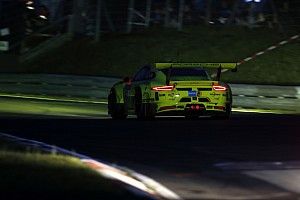 24 uur Nürburgring: Dumas crasht in leidende Manthey Porsche