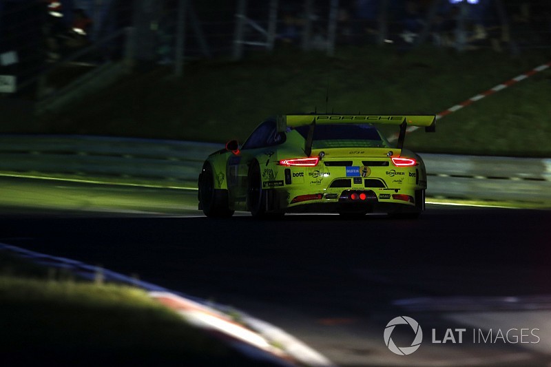 24 uur Nürburgring: Dumas crasht in leidende Manthey Porsche