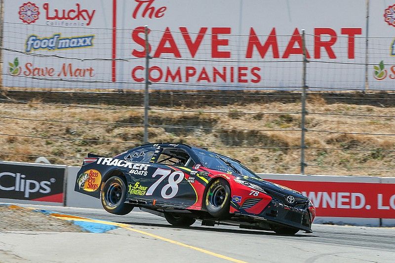 Труэкс выиграл гонку NASCAR в Сономе, обхитрив главного соперника при помощи радиопереговоров