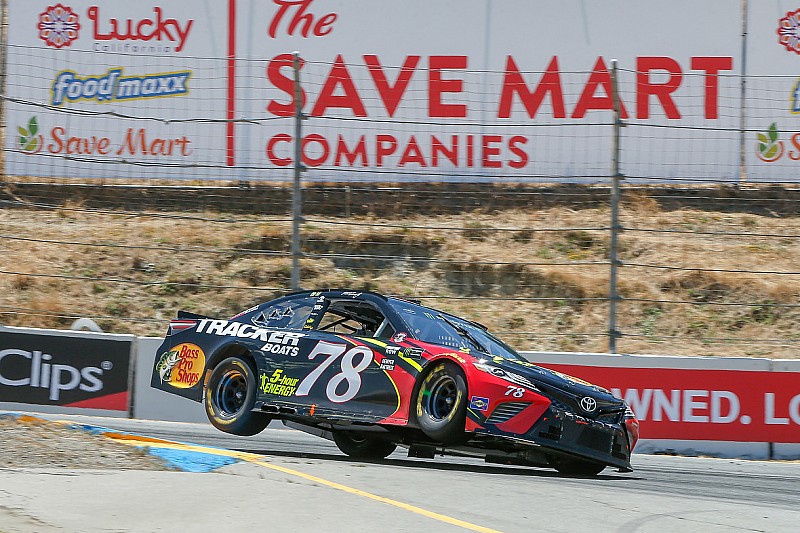 Труэкс выиграл гонку NASCAR в Сономе, обхитрив главного соперника при помощи радиопереговоров