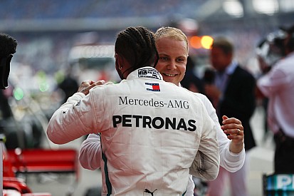 Bottas már majdnem előzte Hamiltont, amikor rászóltak: videó