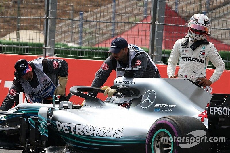 Lewis Hamilton, Mercedes-AMG F1 W09 detenido en la pista