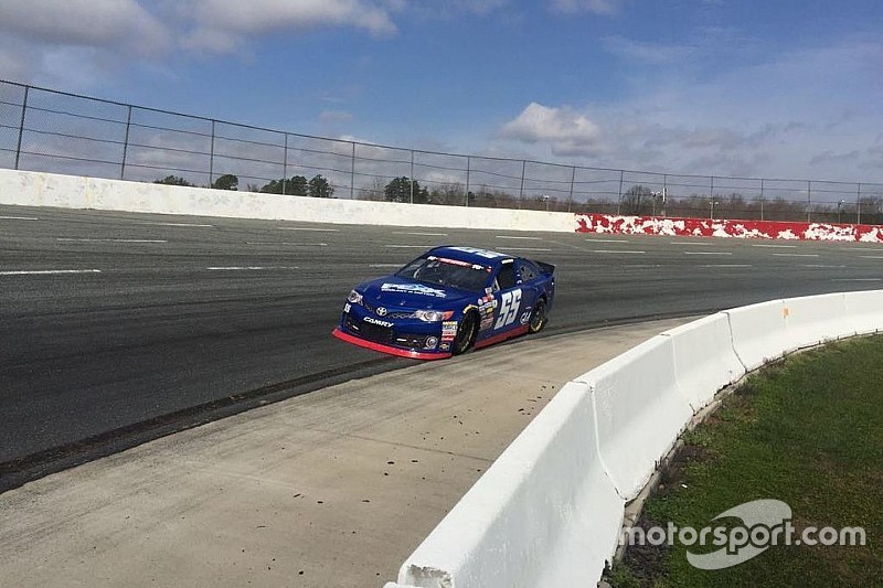 Marcos Gomes quebra recorde de pista em teste na NASCAR
