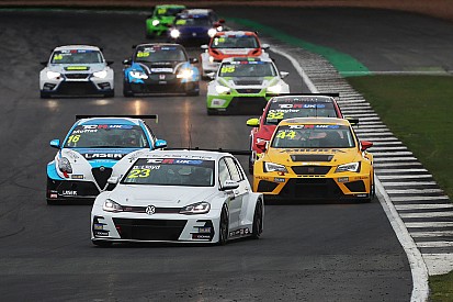 A Knockhill tutti a rincorrere Daniel Lloyd