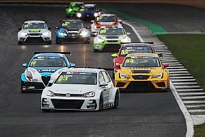 A Knockhill tutti a rincorrere Daniel Lloyd