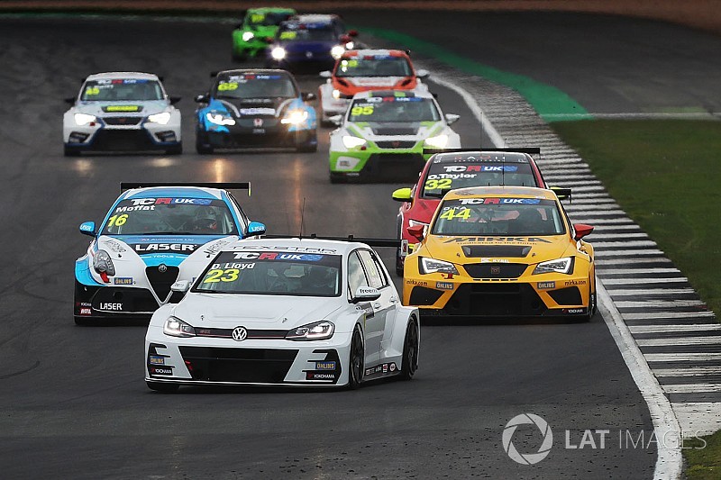 A Knockhill tutti a rincorrere Daniel Lloyd