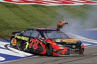 NASCAR in Fontana: Truex-Sieg und Harvick-Crash