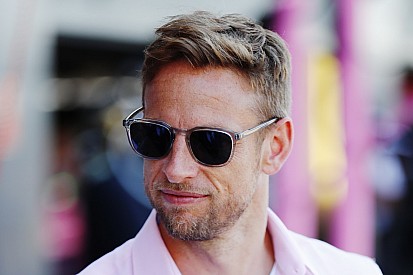 Button keményre vette a figurát: izomból üt, keményen!