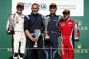 Albon gana tras el drama de Rusell
