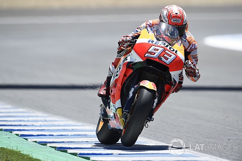 Márquez: "Crutchlow tiene mi misma moto y a veces recibe piezas nuevas antes"