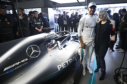 Ez nem kacsa: váratlan vendég a Mercedesnél