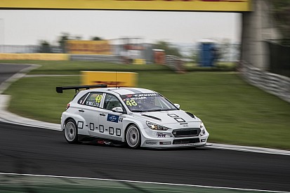 Björk beffa Muller per 0"079 ed è in pole position al Nordschleife