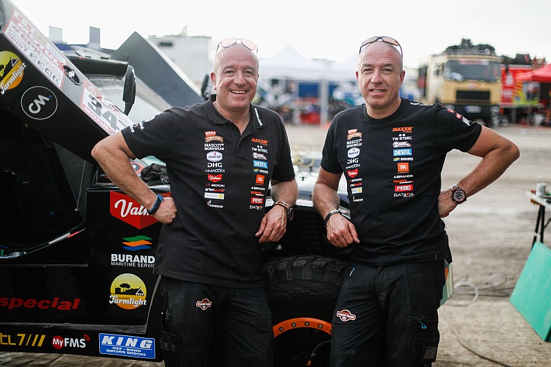 Tim en Tom Coronel voor het donker binnen, ondanks technische problemen