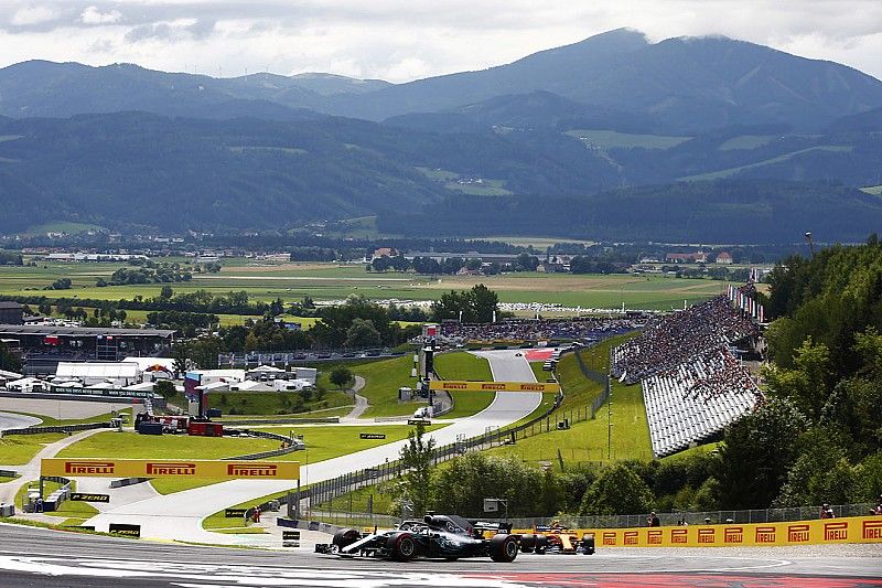Hamilton snelste in eerste training Oostenrijk, derde tijd Verstappen