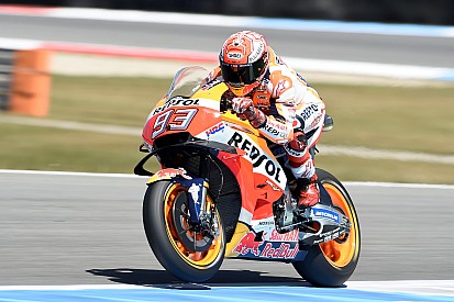Marquez firma una super pole ad Assen, ma in prima fila c'è anche Valentino