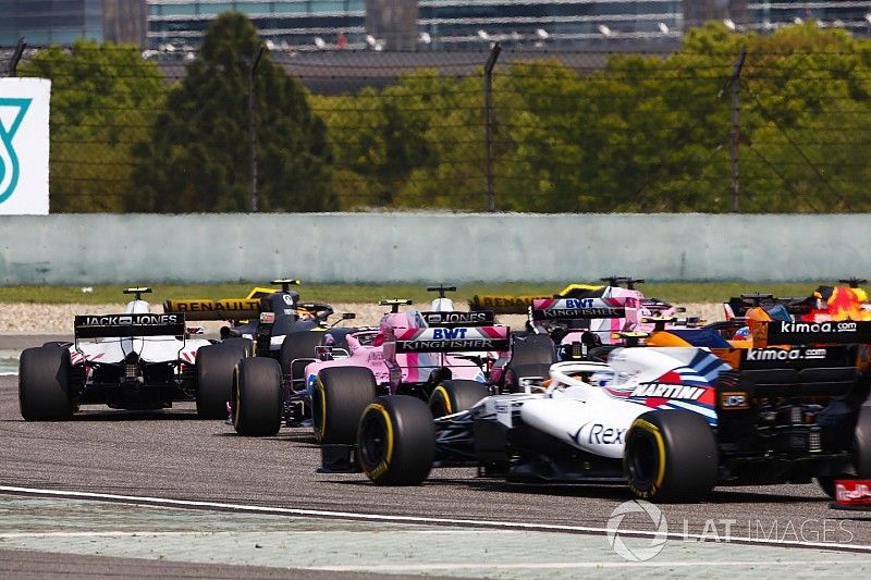 Kevin Magnussen, Haas F1 Team VF-18 Ferrari, Esteban Ocon, Force India VJM11 Mercedes, y Sergey Sirotkin, Williams FW41 Mercedes,en el medio del paquete al comienzo de la carrera