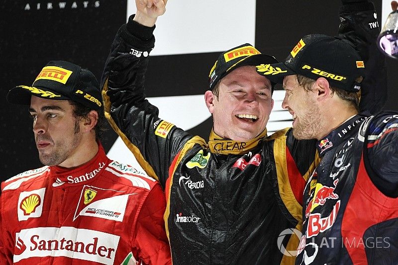 Podio: segundo lugar Fernando Alonso, Ferrari, ganador de la carrera Kimi Raikkonen, Lotus F1 Team, 