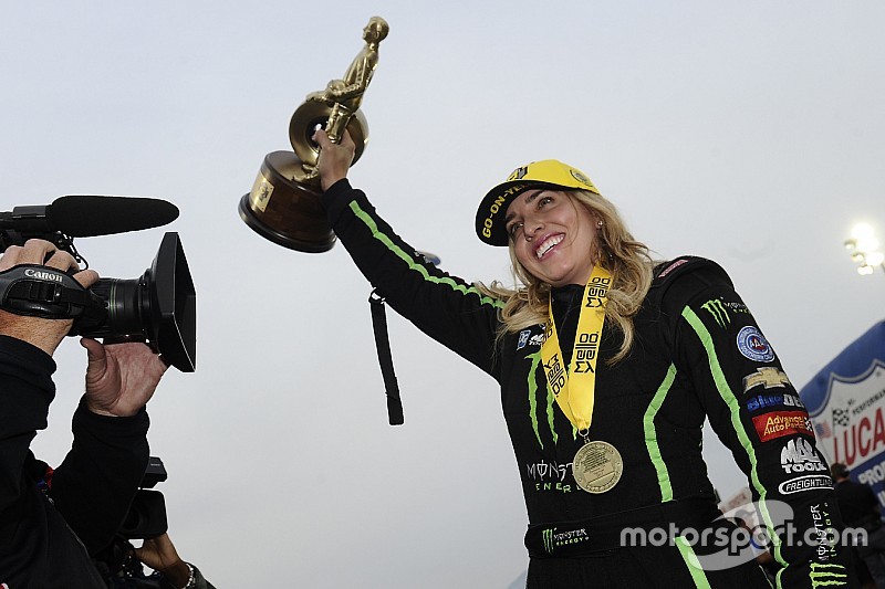 VÍDEO: Campeã de dragster sofre acidente e é hospitalizada
