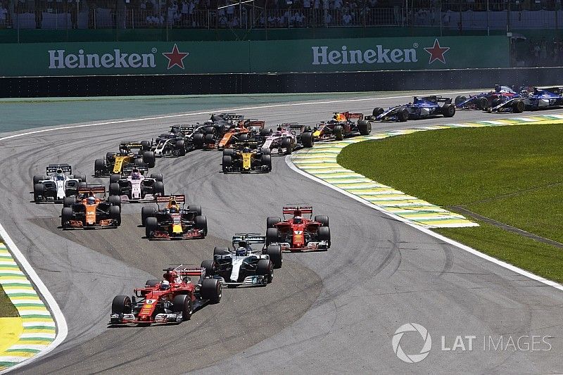 Sebastian Vettel, Ferrari SF70H, Valtteri Bottas, Mercedes AMG F1 W08, Kimi Raikkonen, Ferrari SF70H, Max Verstappen, Red Bull Racing RB13, Fernando Alonso, McLaren MCL32, et le reste du peloton au départ