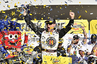 Harvick destrói concorrência e domina prova em Las Vegas