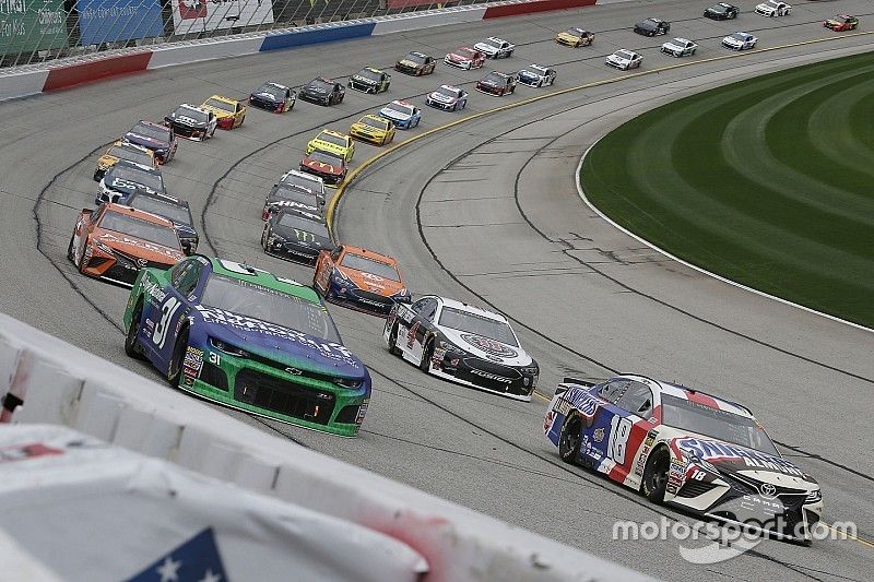 Pace-Laps: Kyle Busch, Joe Gibbs Racing, Snickers Almond Toyota Camry, Ryan Newman, Richard Childres