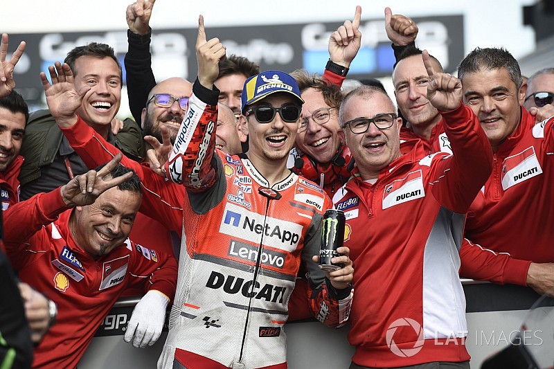 Lorenzo se lleva la pole en Silverstone