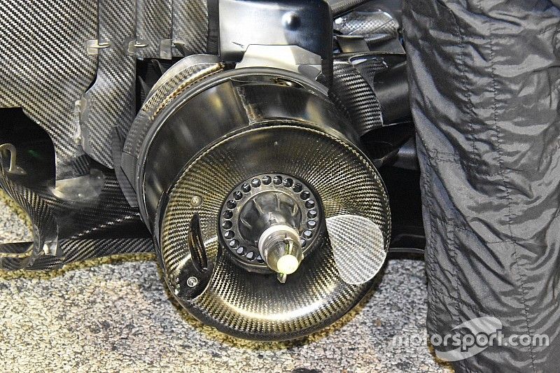 Mercedes: cestelli posteriori concavi e cerchi "radianti" hanno reso la W09 una Stella