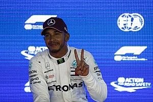Hamilton két igazi sztárral szörfözött: nem semmi!