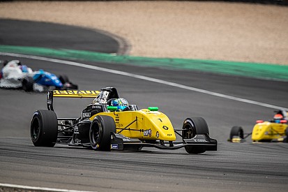FR2.0 Eurocup Nürburgring: Fewtrell leidt 1-2-3-4 voor R-ace GP
