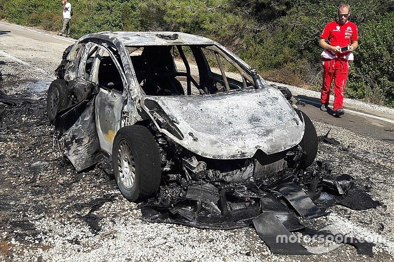 L'auto di Craig Breen, Scott Martin, Citroën World Rally Team Citroën C3 WRC, dopo l'incendio