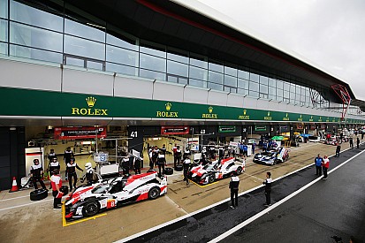 Toyota lidera en Silverstone unos libres 1 interrumpidos