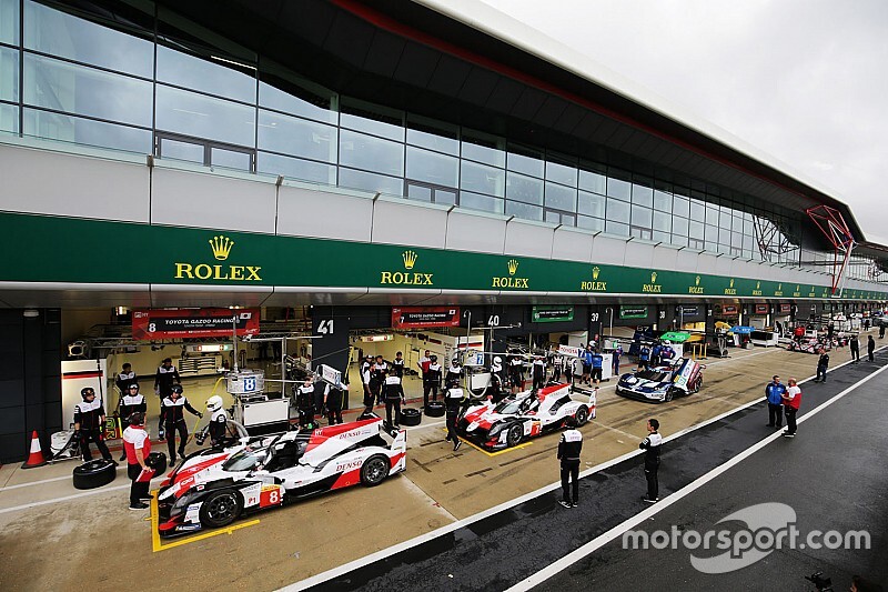Toyota lidera en Silverstone unos libres 1 interrumpidos